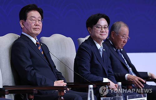 발언 듣는 이재명 대통령