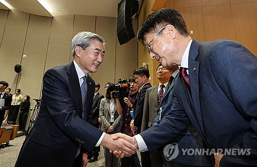 (서울=연합뉴스) 김인철 기자 = 신현송 한국은행 총재가 21일 서울 중구 한국은행 별관에서 열린 취임식에서 직원들과 인사하고 있다. 2026.4.21 [공동취재] yatoya@yna.co.kr