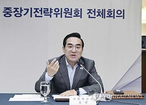 (서울=연합뉴스) 박홍근 기획예산처 장관이 22일 서울 중구 한국프레스센터에서 열린 '중장기전략위원회 전체회의'를 주재하고 있다. 2026.4.22 [기획예산처 제공. 재판매 및 DB 금지] photo@yna.co.kr