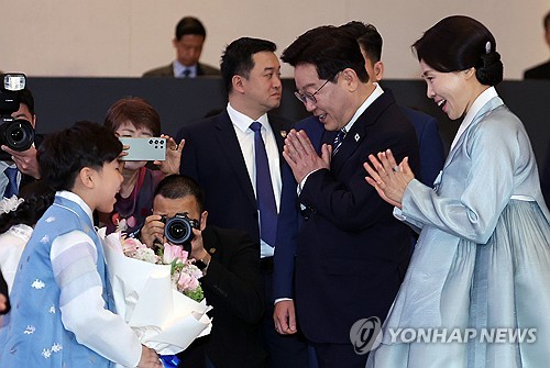 화동과 인사하는 이재명 대통령 부부