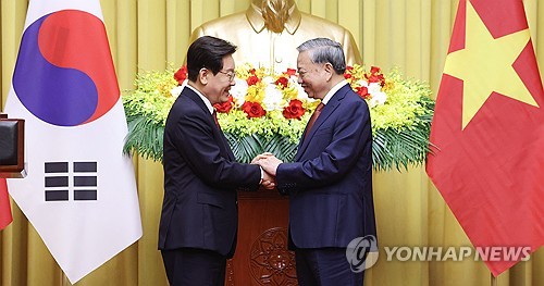 李대통령 "2030년까지 베트남 교역 1천500억 달러 달성"_정지서