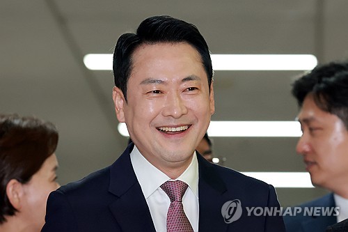 최고위원회의 참석하는 국민의힘 장동혁 대표