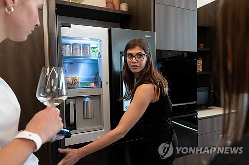 삼성전자의 '비스포크 AI 패밀리허브' 냉장고를 체험하는 모습