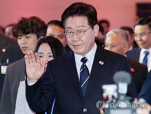 한-베트남 비즈니스 포럼 퇴장하는 이재명 대통령