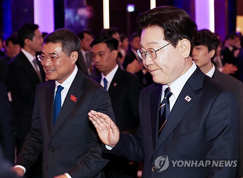 한-베트남 비즈니스 포럼 퇴장하는 이재명 대통령