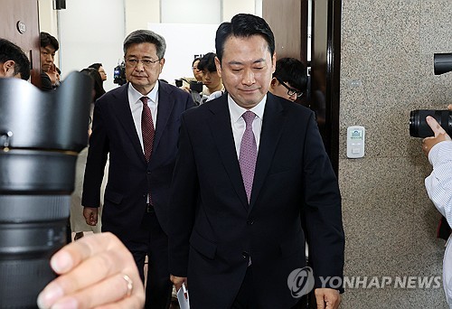 현안 관련 브리핑 마치고 이석하는 장동혁 대표