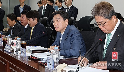 與 "내달 車 5부제 할인 특약 출시…1톤 이하 화물차도 포함"(종합)_황남경