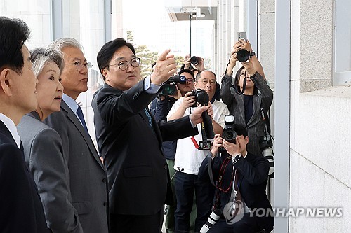 계엄군 진입 상황 설명 듣는 문재인 전 대통령
