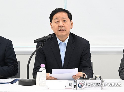 암참 대표단 만난 구윤철 "코리아 프리미엄 모멘텀 형성"_최욱