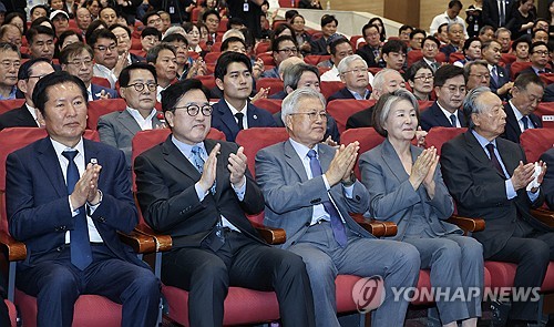 문재인 "김정은, 트럼프와 과감하게 마주 앉길"_온다예