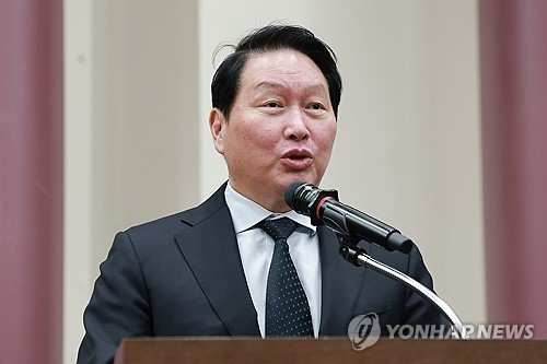 국회에서 AI 관련 강연하는 최태원 대한상의 회장