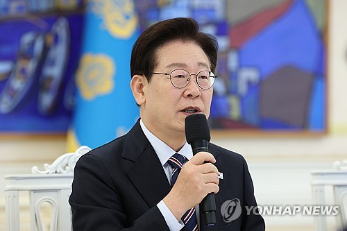 李대통령 "일부 조직 노동자, 나만 살겠다고 과도한 요구 안돼"(종합)_정지서