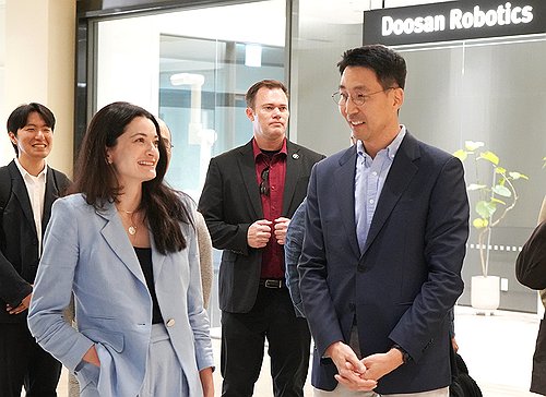 대화하는 김민표 두산로보틱스 대표와 매디슨 황 엔비디아 수석 이사