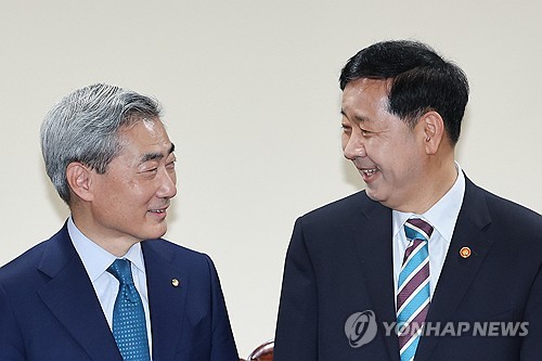 대화 나누는 구윤철-신현송