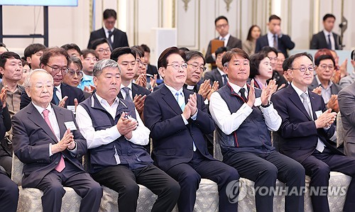 63년만에 되찾은 노동절…노사정 나란히 靑 한자리에_정지서