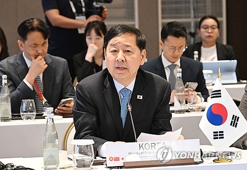 (서울=연합뉴스) 한·중·일 재무장관회의 및 아시아개발은행 연차총회 참석차 우즈베키스탄 사마라칸트를 방문 중인 구윤철 부총리 겸 재정경제부 장관이 3일(현지시간) 실크로드호텔에서 열린 '아세안+3 재정정책회의'에 참석, 발언하고 있다. 2026.5.3 [재정경제부 제공. 재판매 및 DB 금지] photo@yna.co.kr