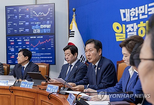 경제상황판 가리킨 정청래 "단군 이래 가장 높은 코스피…경이로운 수치"_황남경