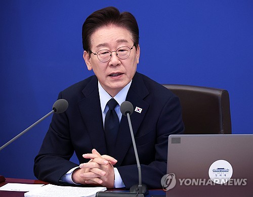 李대통령, 헌법개정안 국회 표결에 "실용적 태도로…반대할 이유 없어"(종합)_정지서