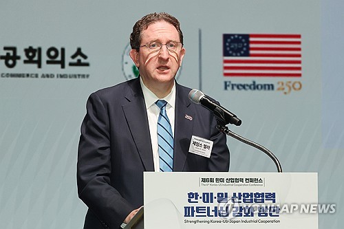 축사하는 제임스 헬러 주한 미국 대사대리