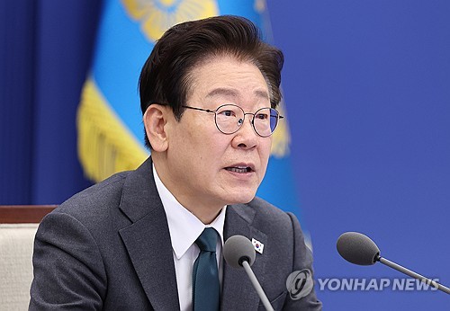 李대통령 "약탈금융이 서민 목줄 죄…해결방안 찾겠다"_정지서