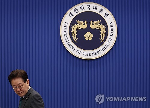 李대통령 "대선에 결선투표제 도입시 선호투표제 논의"_정지서