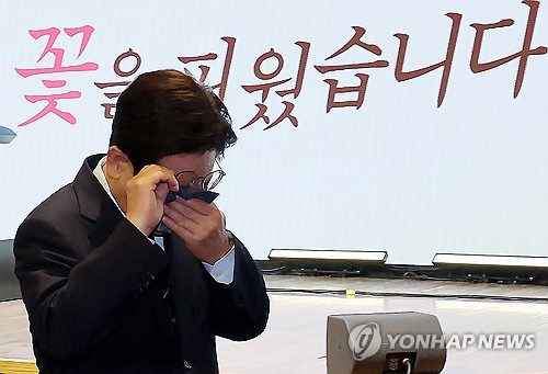 카네이션 건네며 울컥한 李대통령 "국가가 곁 지킬 것"_정지서