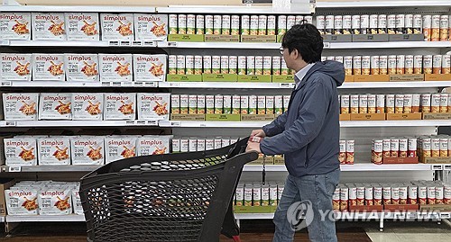 서울 시내의 한 홈플러스 매장 매대가 홈플러스의 자체 브랜드(PB) 제품으로 가득 채워져 있다.