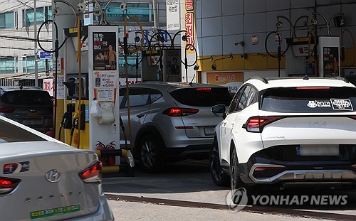 고유가에 알뜰주유소 찾는 시민들