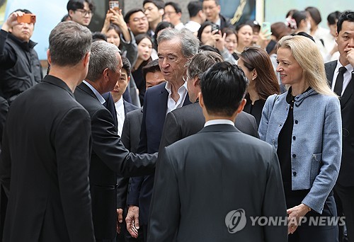 지난 11일, 루이뷔통 회장 신세계백화점 본점 방문