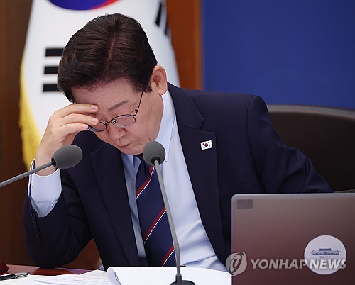 李대통령 "교복 담합, 오래된 적폐…내년부터 생각도 못하게 만들라"_정지서