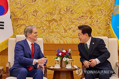 (서울=연합뉴스) 이재명 대통령이 13일 청와대에서 스콧 베선트 미국 재무장관을 접견하고 있다. 2026.5.13 [청와대 제공. 재판매 및 DB 금지] photo@yna.co.kr