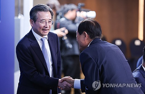 간담회 참석한 김용범 정책실장