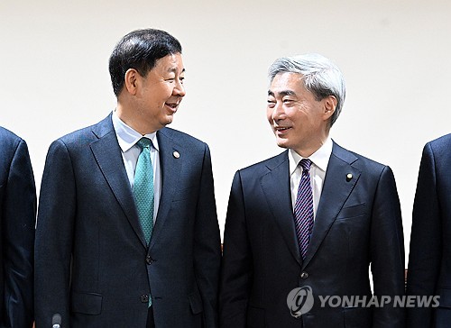 한은 뉴욕사무소에 허리급 2명 증원·재경부도 박스 충원…24시간 거래준비 '착착'_김학성