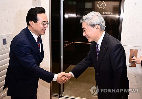 (서울=연합뉴스) 신준희 기자 = 박홍근 기획예산처 장관(왼쪽)이 14일 서울 중구 한국은행에서 신현송 한국은행 총재와 인사하고 있다. 2026.5.14 [공동취재] hama@yna.co.kr