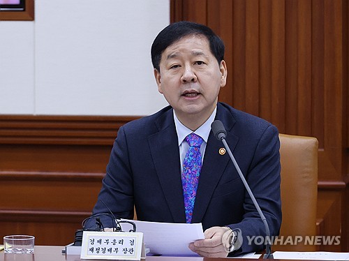 (서울=연합뉴스) 안정원 기자 = 구윤철 경제부총리 겸 재정경제부 장관이 15일 오전 서울 종로구 정부서울청사에서 비상경제본부회의 겸 경제ㆍ부동산 관계 장관회의를 주재하고 있다. 2026.5.15 jeong@yna.co.kr