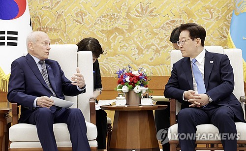 하윗 만난 李대통령 "유능한 제자 덕에 국정 도움"_정지서