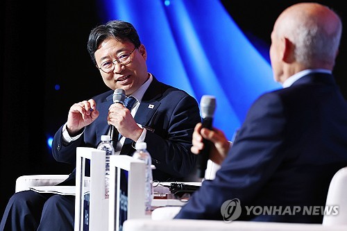 하윗 교수와 대담하는 하준경 경제성장수석