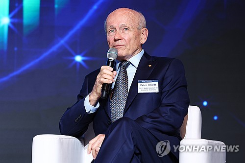 하준경 경제성장수석과 대담하는 하윗 교수