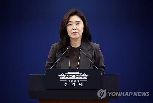 브리핑하는 강유정 수석대변인