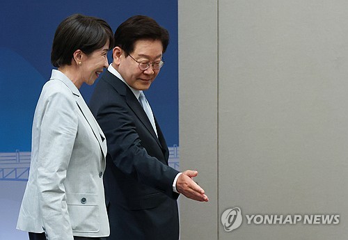 석유 최고가격제·소비쿠폰 관심보인 다카이치…"하루 더 머물까요?"_정지서