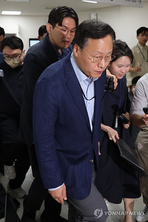 협상장 떠나는 여명구 사측 대표교섭위원