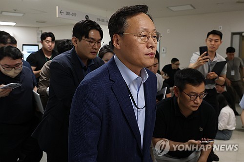 협상장 떠나는 여명구 사측 대표교섭위원