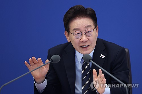 李대통령 "금융 부채, 악착같이 받으면 사회적 부작용 더 커"_정지서