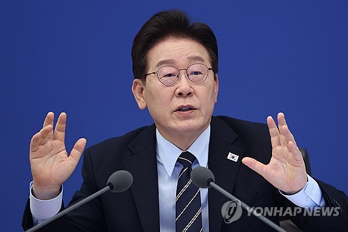 李대통령, '국민배당금' 정정보도에 "정론직필 보기 좋아"_정지서