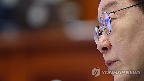 李대통령 "수학여행 안전 책임 왜 교사에게 떠넘기나…지침 만들라"_정지서