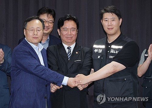 삼성전자 임급 협상을 마친 후 노사정이 손을 맞잡은 모습