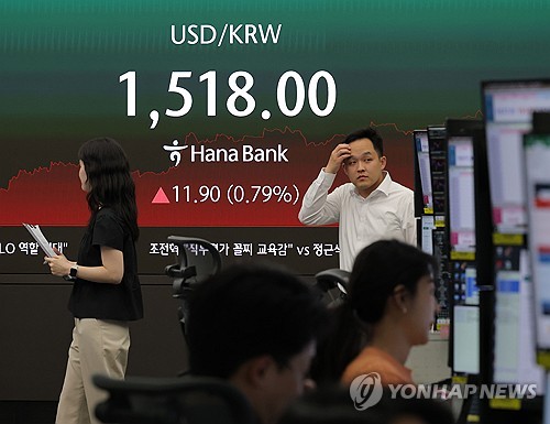 (서울=연합뉴스) 류영석 기자 = 원/달러 환율이 오후3시30분 기준 11.1원 오른 1,517.2원을 기록 중인 22일 오후 서울 중구 하나은행 딜링룸에 이날 원/달러 환율 지수가 표시되고 있다. 2026.5.22 ondol@yna.co.kr
