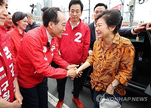박근혜, 대구 칠성시장서 추경호 유세 지원…"좋은 정책 마련할 것"_황남경