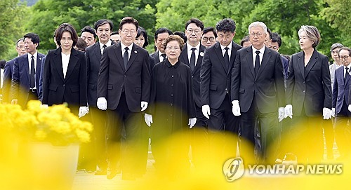 李대통령 만난 文, 경제회복 노력 호평…"국민성장펀드 놓쳤다"_정지서