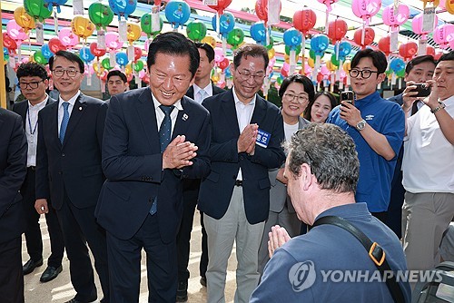 송광사에서 외국인 관광객과 인사하는 정청래 위원장